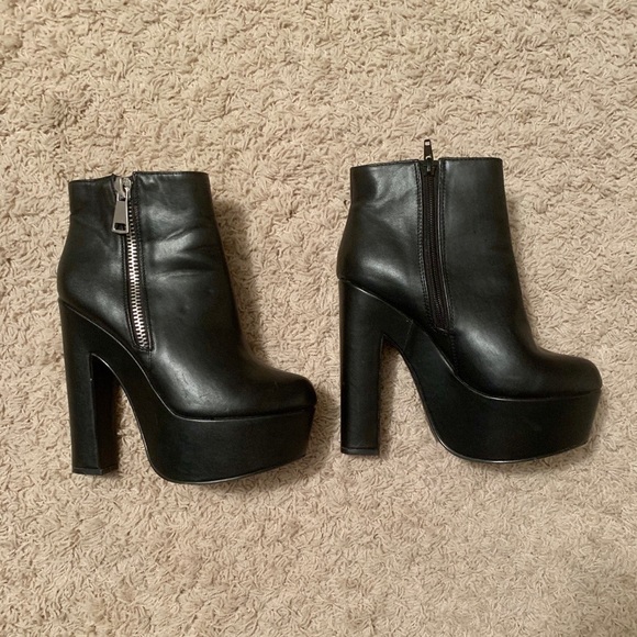 🖤⛓Faux Black SideZip Platform Bootie ⛓🖤 - Picture 3 of 5